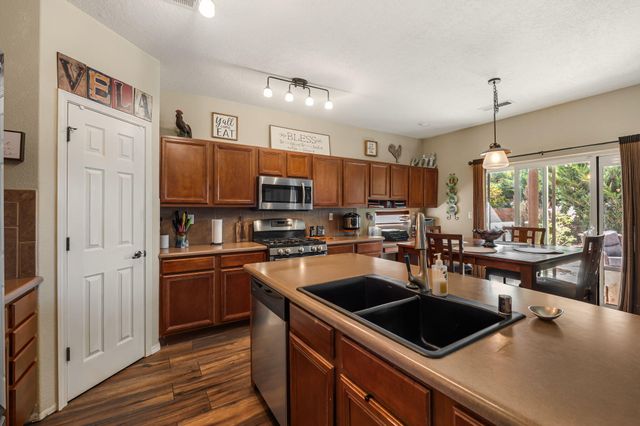 7424 Cedar Waxwing Place NW, Albuquerque, NM 87114