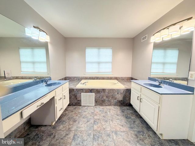 17 MILLER CIR, Pennington, NJ 08534