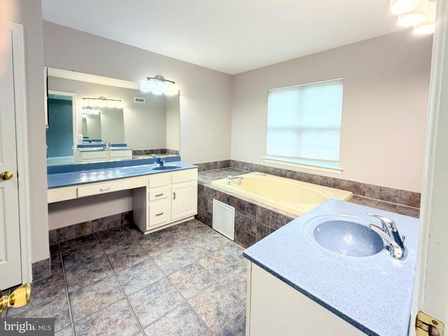 17 MILLER CIR, Pennington, NJ 08534