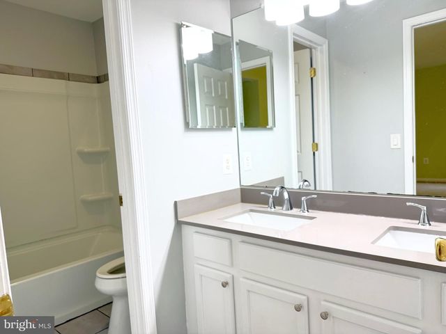17 MILLER CIR, Pennington, NJ 08534