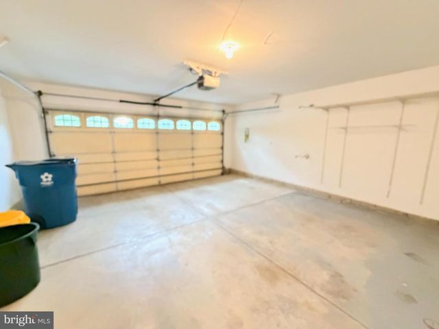 17 MILLER CIR, Pennington, NJ 08534