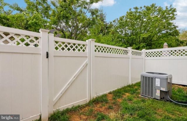 17 MILLER CIR, Pennington, NJ 08534