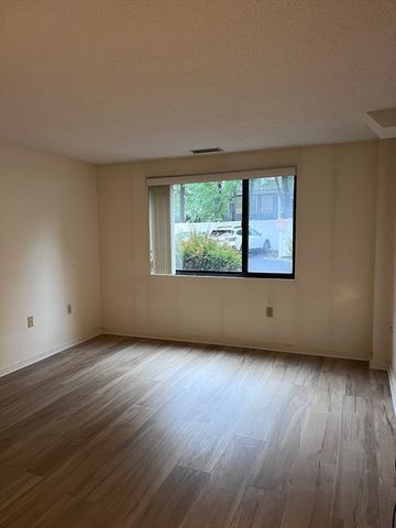 8 9th St 111, Medford, MA 02155