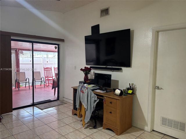 2741 W 74th St, Hialeah, FL 33016