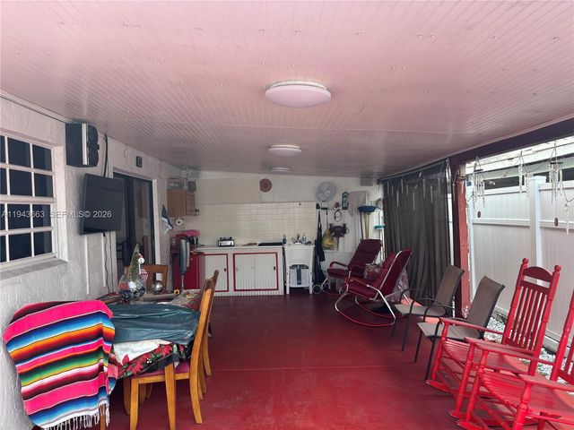 2741 W 74th St, Hialeah, FL 33016