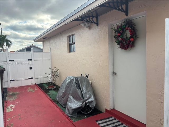 2741 W 74th St, Hialeah, FL 33016