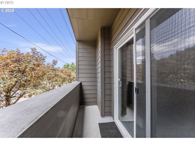 4320 S CORBETT Ave 202, Portland, OR 97239