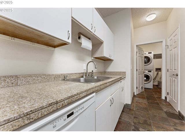 4320 S CORBETT Ave 202, Portland, OR 97239