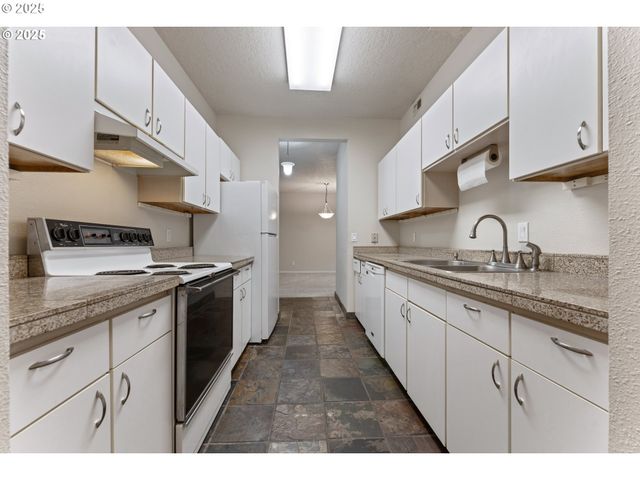 4320 S CORBETT Ave 202, Portland, OR 97239