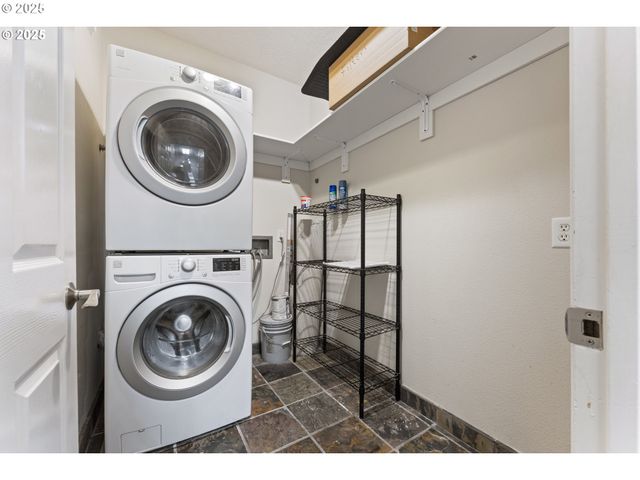 4320 S CORBETT Ave 202, Portland, OR 97239