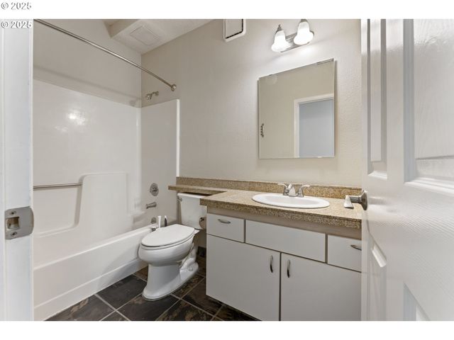 4320 S CORBETT Ave 202, Portland, OR 97239