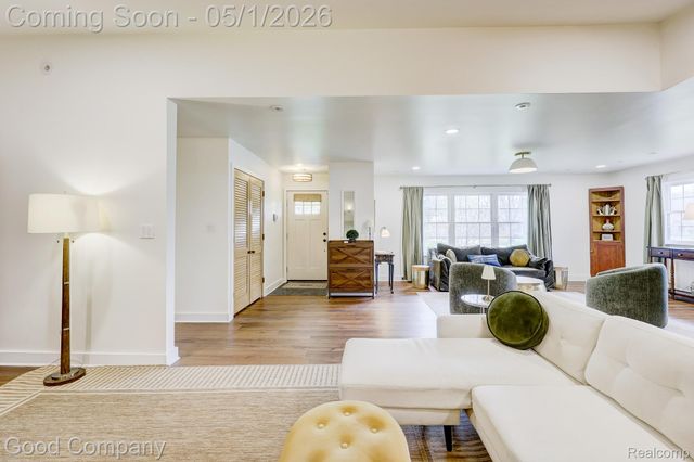 31729 Mayfair Lane, Beverly Hills Village, MI 48025