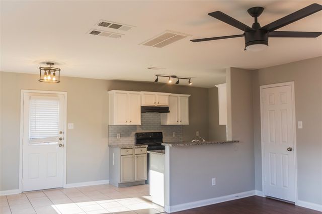 110 Outfitters Court, Newark, TX 76071