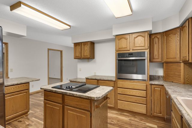2064 Pin Oak Drive, Eagan, MN 55122