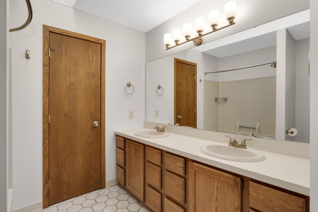 2064 Pin Oak Drive, Eagan, MN 55122
