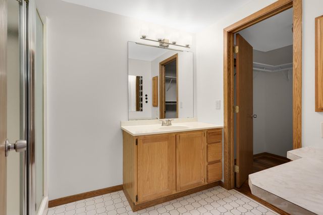 2064 Pin Oak Drive, Eagan, MN 55122