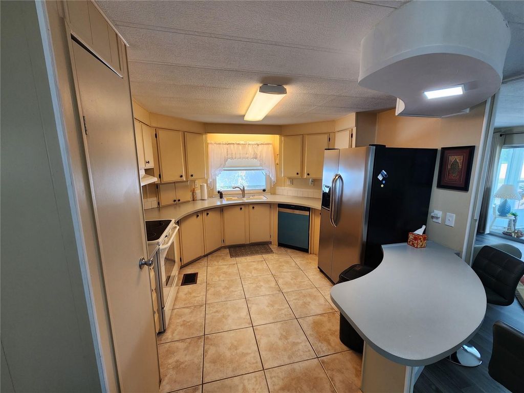 Image 4 of property listing at 808 53RD AVENUE E 223, Bradenton, FL 34203