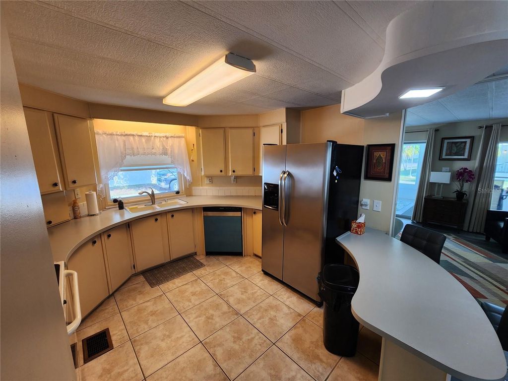 Image 5 of property listing at 808 53RD AVENUE E 223, Bradenton, FL 34203