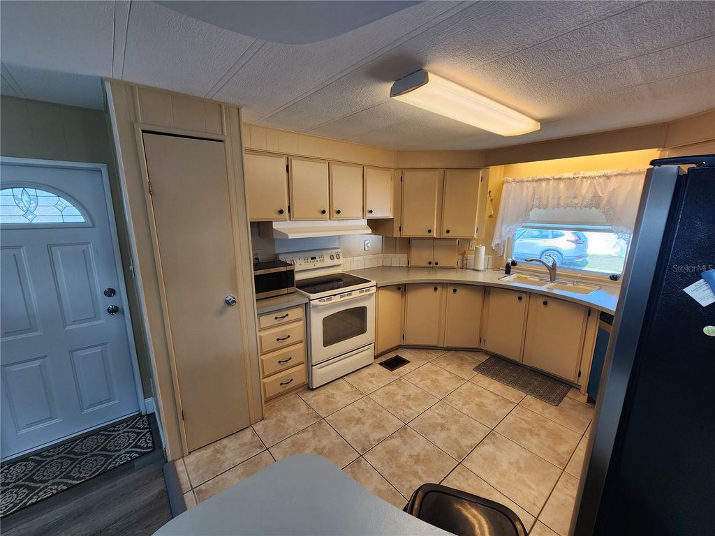 Image 6 of property listing at 808 53RD AVENUE E 223, Bradenton, FL 34203