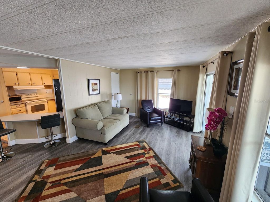 Image 7 of property listing at 808 53RD AVENUE E 223, Bradenton, FL 34203