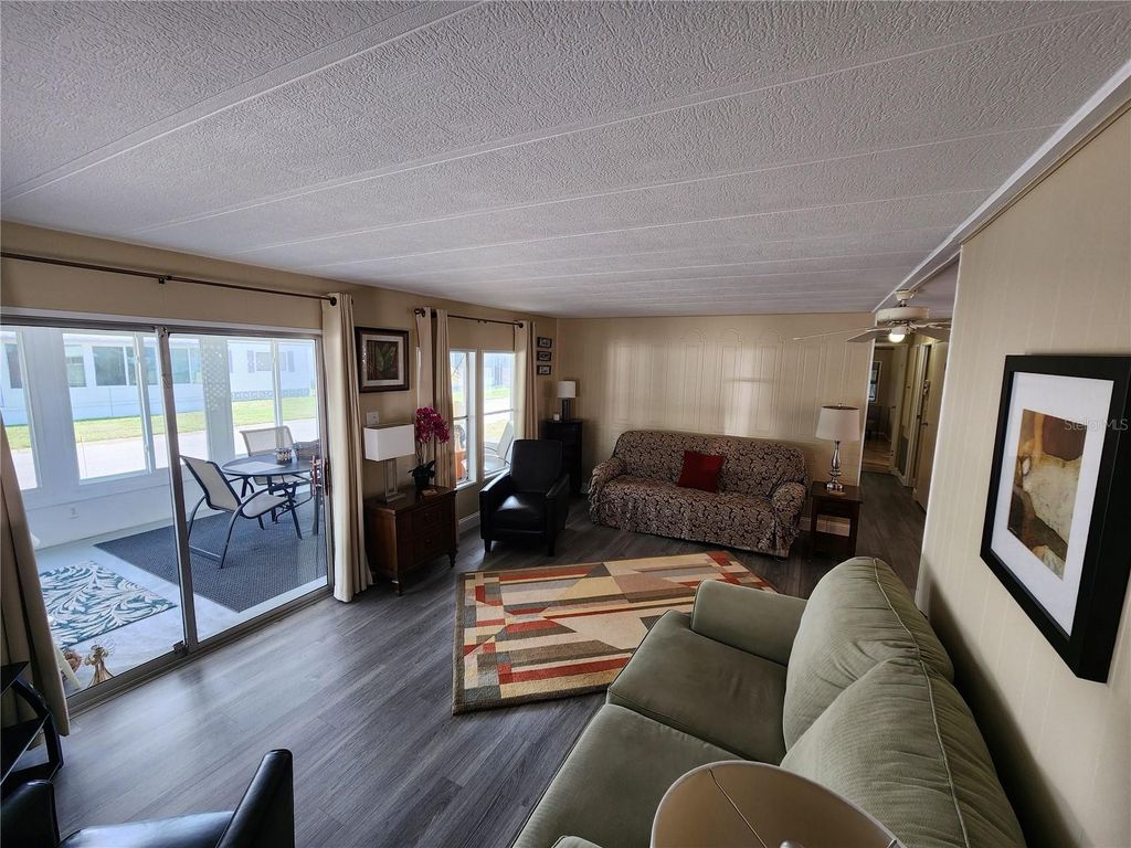 Image 8 of property listing at 808 53RD AVENUE E 223, Bradenton, FL 34203