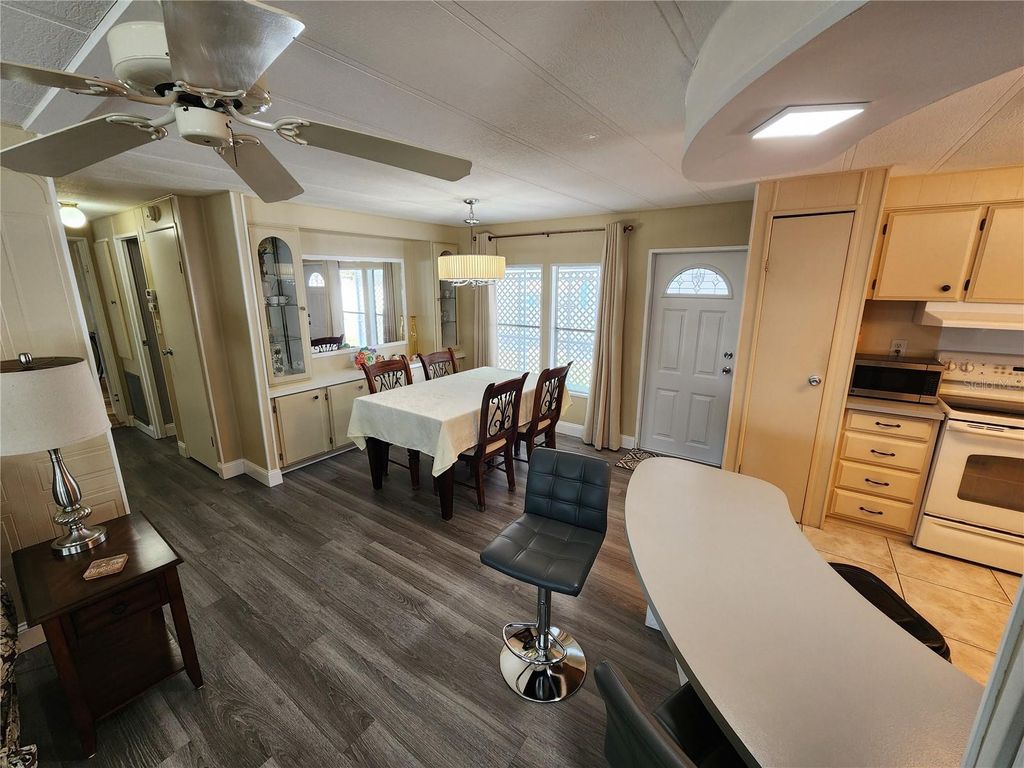 Image 9 of property listing at 808 53RD AVENUE E 223, Bradenton, FL 34203
