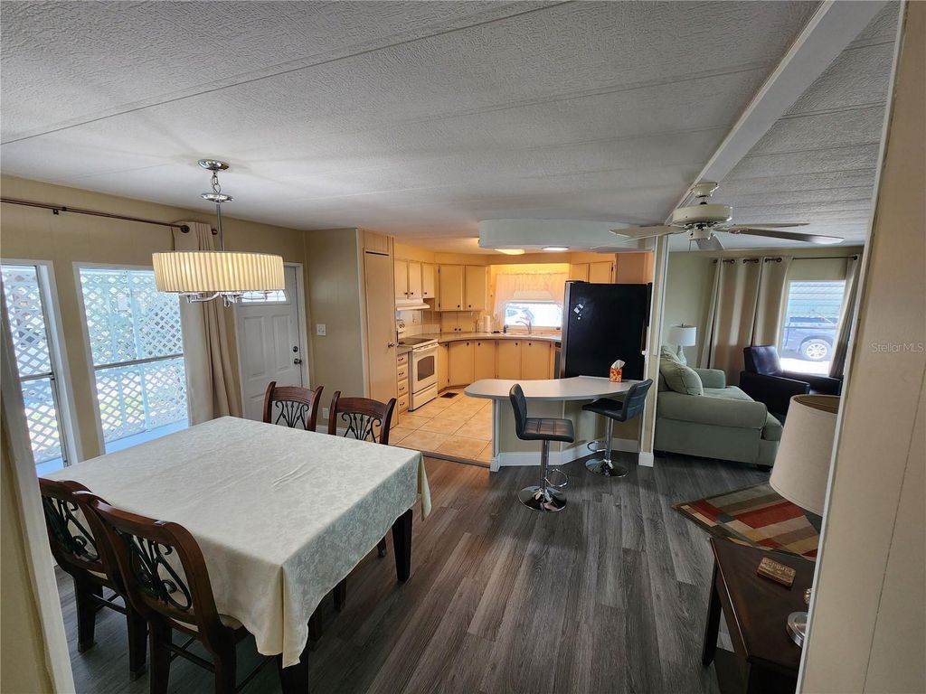 Image 10 of property listing at 808 53RD AVENUE E 223, Bradenton, FL 34203