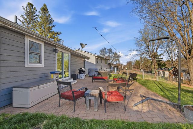 272 Pinewood Drive, Apple Valley, MN 55124