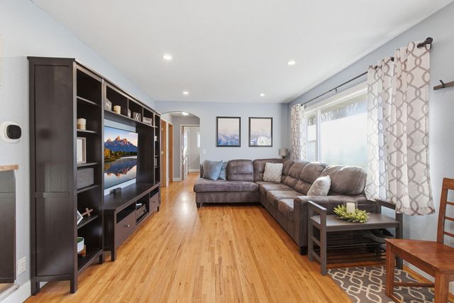 272 Pinewood Drive, Apple Valley, MN 55124