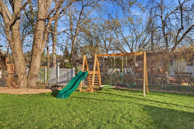 272 Pinewood Drive, Apple Valley, MN 55124