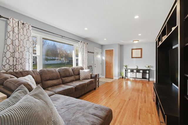 272 Pinewood Drive, Apple Valley, MN 55124