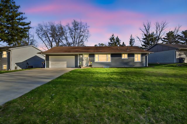 272 Pinewood Drive, Apple Valley, MN 55124