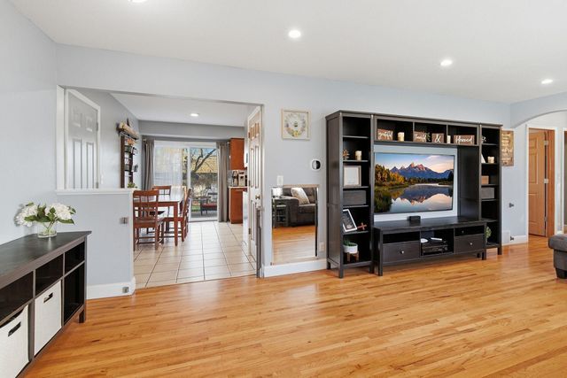 272 Pinewood Drive, Apple Valley, MN 55124