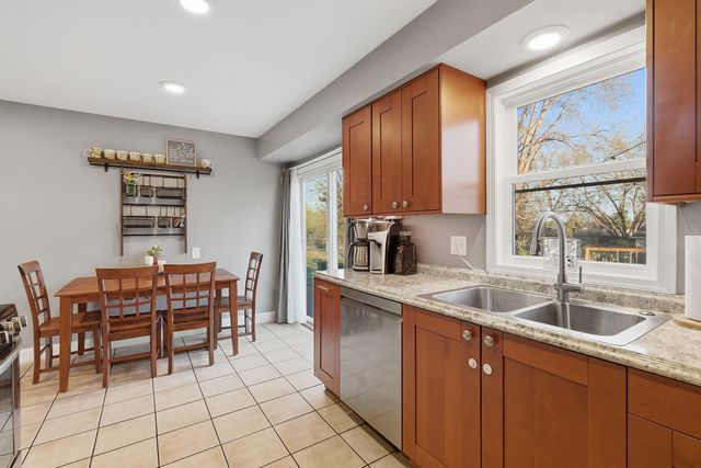 272 Pinewood Drive, Apple Valley, MN 55124