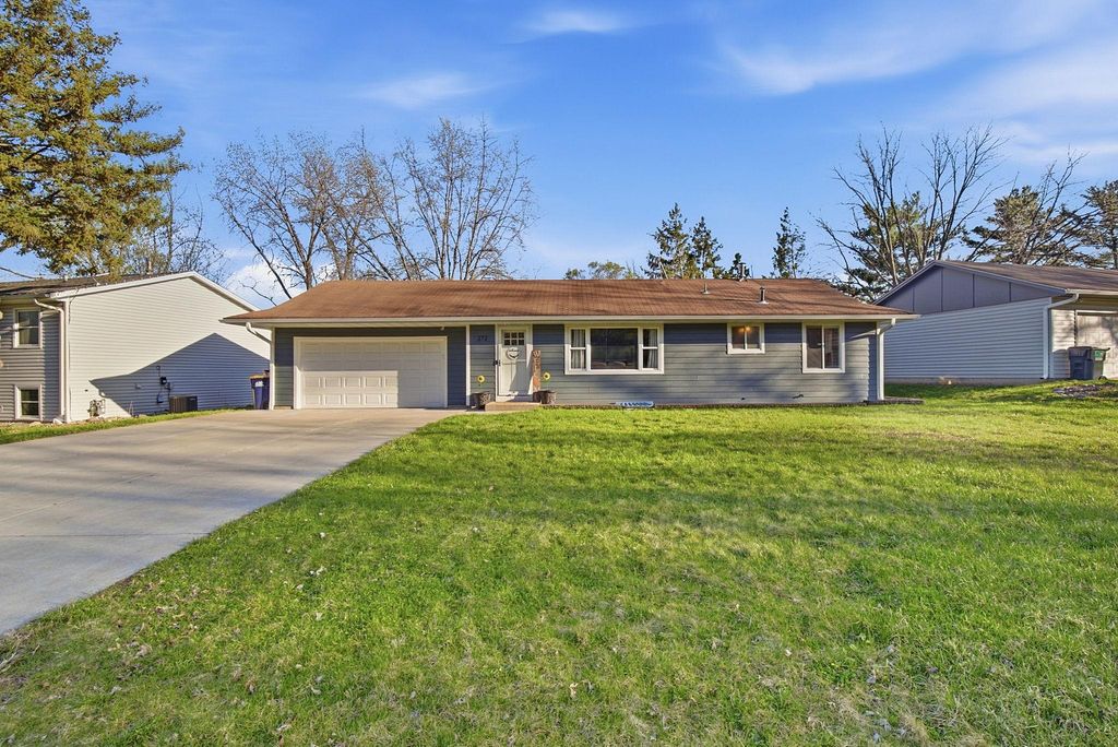 272 Pinewood Drive, Apple Valley, MN 55124
