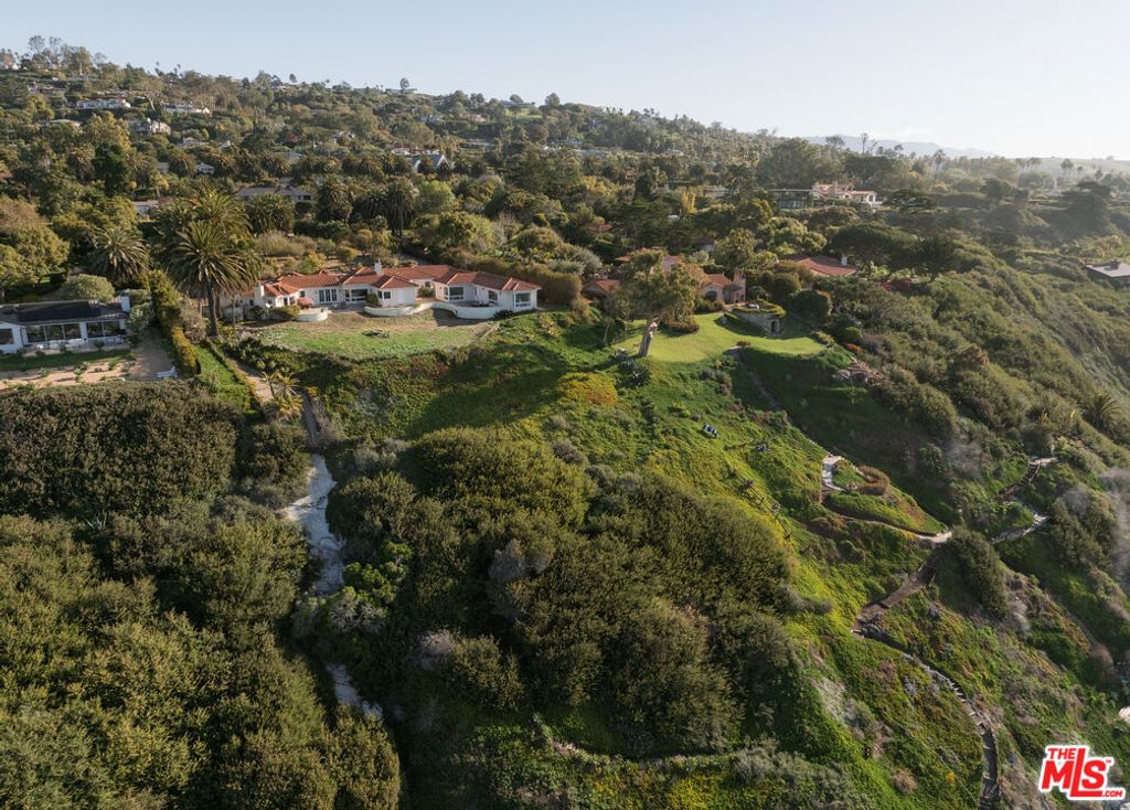 Image 14 of property listing at 4121 Creciente Drive, Santa Barbara, CA 93110