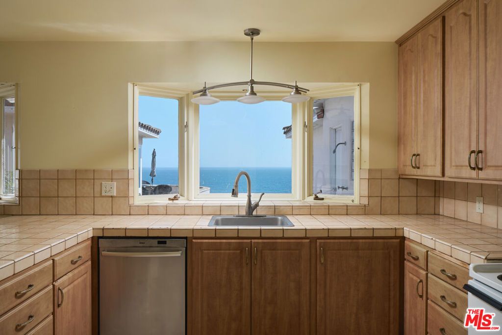 Image 6 of property listing at 4121 Creciente Drive, Santa Barbara, CA 93110