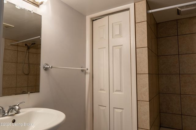 7909 Nottoway Cir, Louisville, KY 40214