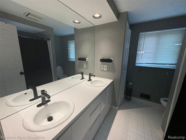 6043 Ledgeway Drive, West Bloomfield Charter Township, MI 48322