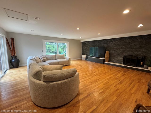 6043 Ledgeway Drive, West Bloomfield Charter Township, MI 48322