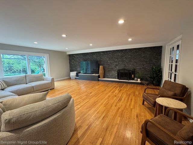 6043 Ledgeway Drive, West Bloomfield Charter Township, MI 48322