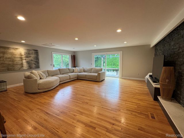 6043 Ledgeway Drive, West Bloomfield Charter Township, MI 48322