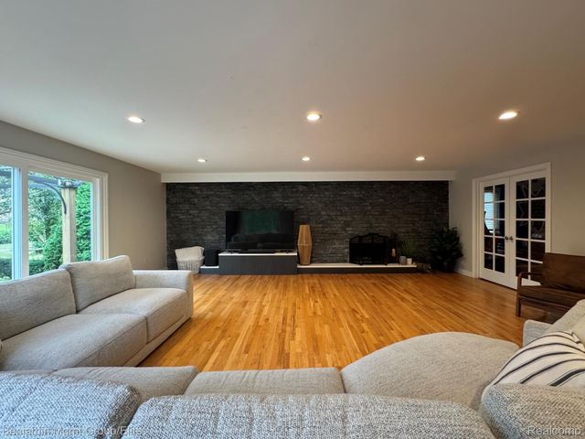 6043 Ledgeway Drive, West Bloomfield Charter Township, MI 48322