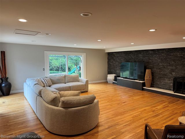 6043 Ledgeway Drive, West Bloomfield Charter Township, MI 48322