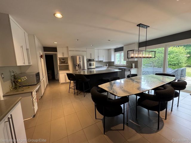 6043 Ledgeway Drive, West Bloomfield Charter Township, MI 48322