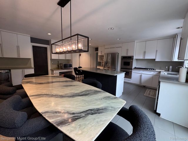 6043 Ledgeway Drive, West Bloomfield Charter Township, MI 48322