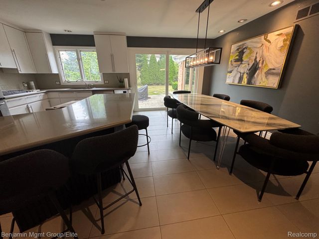 6043 Ledgeway Drive, West Bloomfield Charter Township, MI 48322