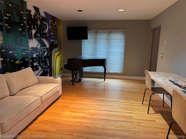 6043 Ledgeway Drive, West Bloomfield Charter Township, MI 48322