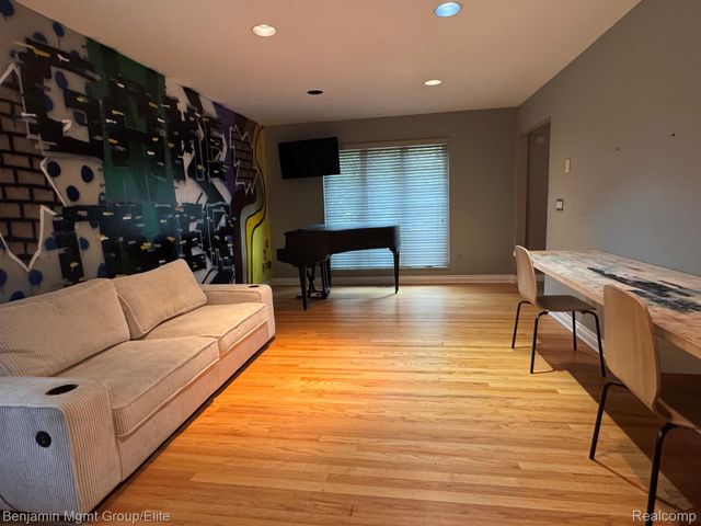 6043 Ledgeway Drive, West Bloomfield Charter Township, MI 48322