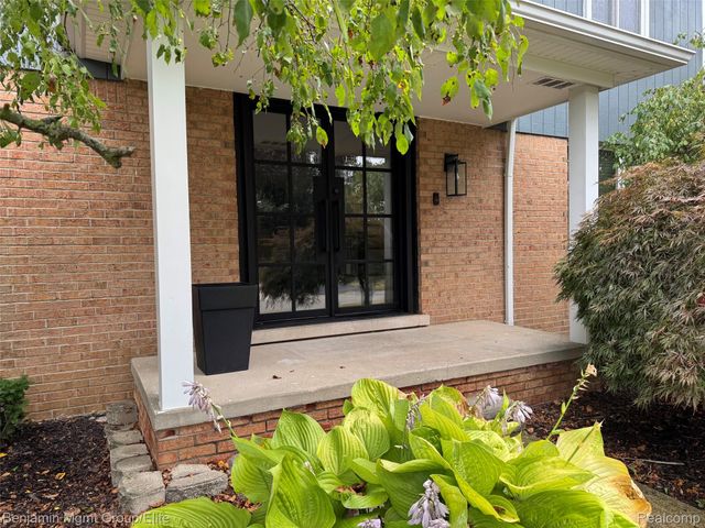 6043 Ledgeway Drive, West Bloomfield Charter Township, MI 48322